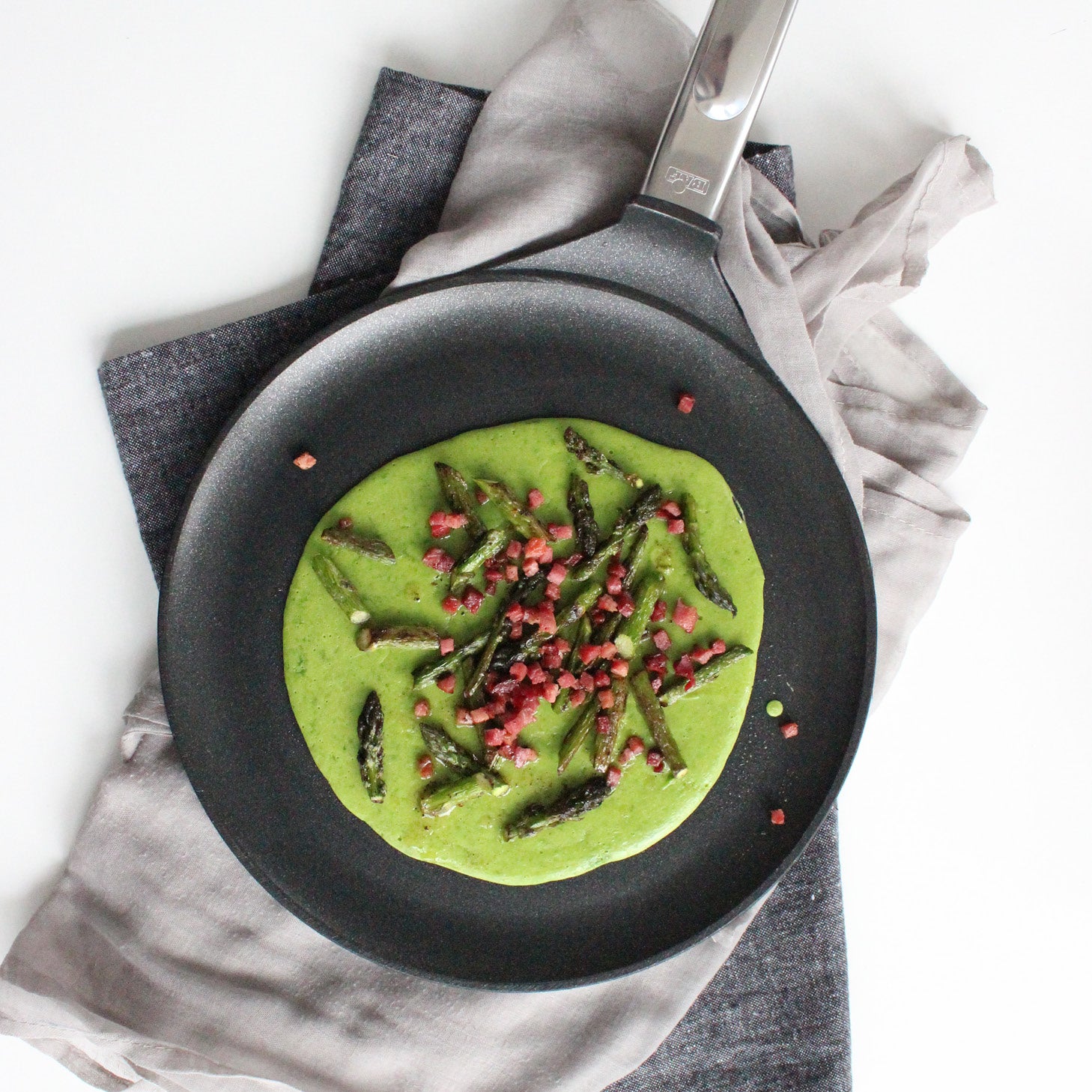 Cepes mit Bärlauch. Pfanne für Crepe.