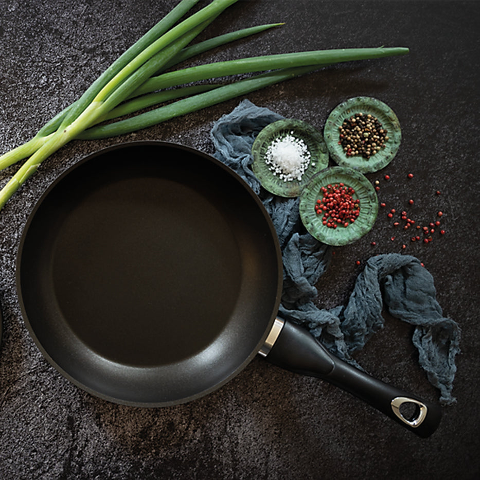 Schmorpfanne Induktion mit Gewürzen